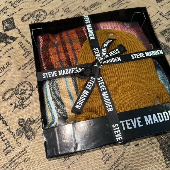 Steve Madden NWB! Mustard Yellow Hat Plaid Multicolor Scarf Box Gift Set - Picture 2 of 11